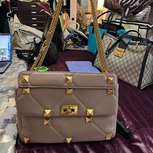 Valentino Roman Stud Poudre Color